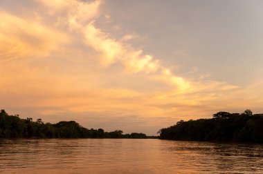 Guayabero Nehri 'nden güzel renkli gökyüzü ile gün batımı. Meta, Kolombiya. 