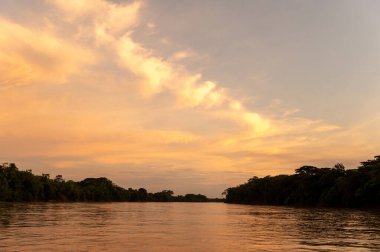 Guayabero Nehri 'nden güzel renkli gökyüzü ile gün batımı. Meta, Kolombiya. 