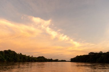 Guayabero Nehri 'nden güzel renkli gökyüzü ile gün batımı. Meta, Kolombiya. 