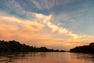 Guayabero Nehri 'nden güzel renkli gökyüzü ile gün batımı. Meta, Kolombiya. 