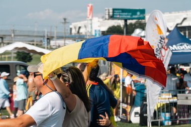 Charlotte, Kuzey Carolina, Birleşik Devletler. 22 Temmuz 2023, Kolombiya Festivali. Gömleklerde, çitalarda, gömleklerde Kolombiya bayrağı.