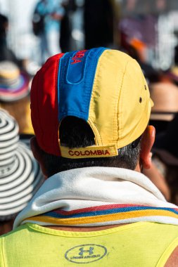 Charlotte, Kuzey Carolina, Birleşik Devletler. 22 Temmuz 2023, Kolombiya Festivali. Gömleklerde, çitalarda, gömleklerde Kolombiya bayrağı.