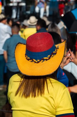 Charlotte, Kuzey Carolina, Birleşik Devletler. 22 Temmuz 2023, Kolombiya Festivali. Gömleklerde, çitalarda, gömleklerde Kolombiya bayrağı.