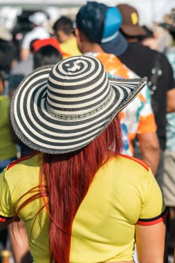 Charlotte, Kuzey Carolina, Birleşik Devletler. 22 Temmuz 2023, Kolombiya Festivali. Gömleklerde, çitalarda, gömleklerde Kolombiya bayrağı.