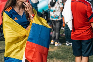 Charlotte, Kuzey Carolina, Birleşik Devletler. 22 Temmuz 2023, Kolombiya Festivali. Gömleklerde, çitalarda, gömleklerde Kolombiya bayrağı.