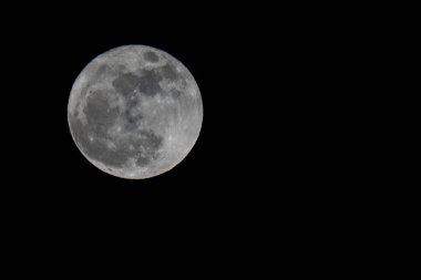 Siyah arkaplanlı dolunay fotoğrafı. Kolombiya. 