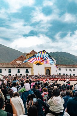 Villa de Leyva, Kolombiya. 20 Ağustos 2023: Uçurtma festivali ve mavi gökyüzü.