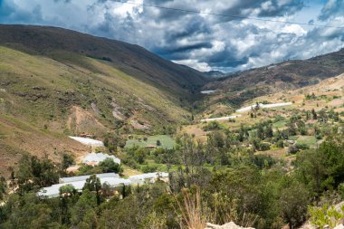 Samaca, Villa de Leyva üzerinden seraların doğal manzarası. Kolombiya. 