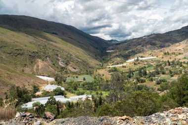 Samaca, Villa de Leyva üzerinden seraların doğal manzarası. Kolombiya. 