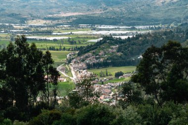 Mavi gökyüzü ve dağları olan kırsal bir bölge. Kolombiya.