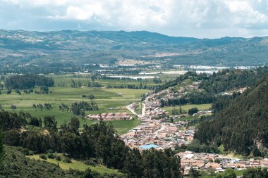 Mavi gökyüzü ve dağları olan kırsal bir bölge. Kolombiya.