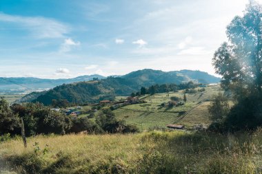 Mavi gökyüzü ve dağları olan kırsal bir bölge. Kolombiya.