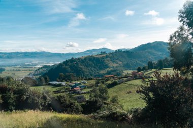 Mavi gökyüzü ve dağları olan kırsal bir bölge. Kolombiya.