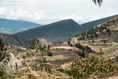 Villa de Leyva, Boyaca, Kolombiya 'ya giden çöl manzarası yolu..