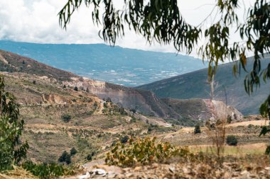 Villa de Leyva, Boyaca, Kolombiya 'ya giden çöl manzarası yolu..
