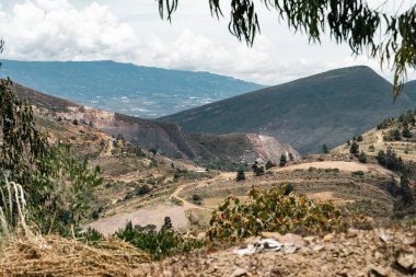 Villa de Leyva, Boyaca, Kolombiya 'ya giden çöl manzarası yolu..