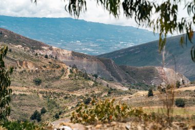 Villa de Leyva, Boyaca, Kolombiya 'ya giden çöl manzarası yolu..