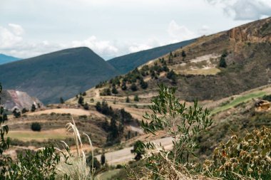 Villa de Leyva, Boyaca, Kolombiya 'ya giden çöl manzarası yolu..