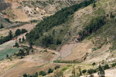 Villa de Leyva, Boyaca, Kolombiya 'ya giden çöl manzarası yolu..