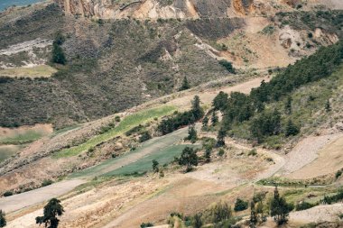 Villa de Leyva, Boyaca, Kolombiya 'ya giden çöl manzarası yolu..
