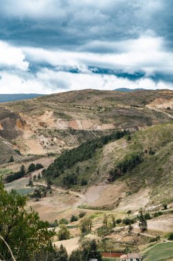 Villa de Leyva, Boyaca, Kolombiya 'ya giden çöl manzarası yolu..