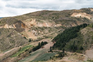 Villa de Leyva, Boyaca, Kolombiya 'ya giden çöl manzarası yolu..
