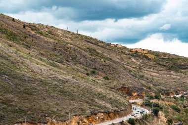 Villa de Leyva, Boyaca, Kolombiya 'ya giden çöl manzarası yolu..