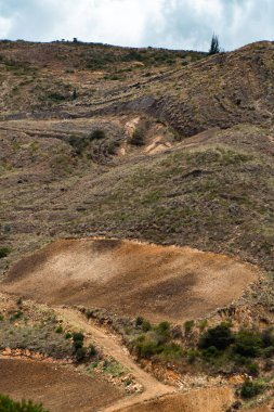 Villa de Leyva, Boyaca, Kolombiya 'ya giden çöl manzarası yolu..