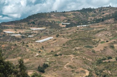 Villa de Leyva, Boyaca, Kolombiya 'ya giden çöl manzarası yolu..
