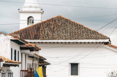 Villa de Leyva, Kolombiya. 20 Ağustos 2023: Kilise ve sömürge mimarisi.