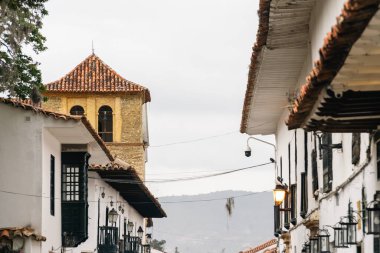 Villa de Leyva, Kolombiya. 20 Ağustos 2023: Kilise ve sömürge mimarisi.