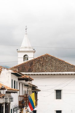 Villa de Leyva, Kolombiya. 20 Ağustos 2023: Kilise ve sömürge mimarisi.