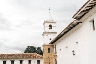 Villa de Leyva, Kolombiya. 20 Ağustos 2023: Kilise ve sömürge mimarisi.