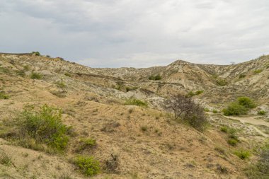 Tatacoa çölündeki manzara. Gri çöl bulutlu gökyüzü.