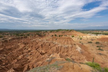Kızıl çöl ve mavi gökyüzünde çorak bir manzara. Tatacoa Çölü, Kolombiya.
