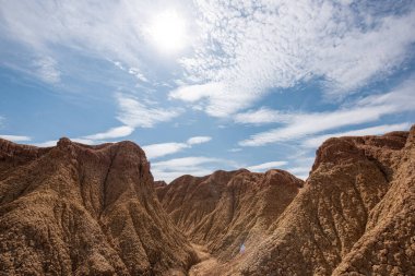 Kızıl çöl ve mavi gökyüzünde çorak bir manzara. Tatacoa Çölü, Kolombiya.