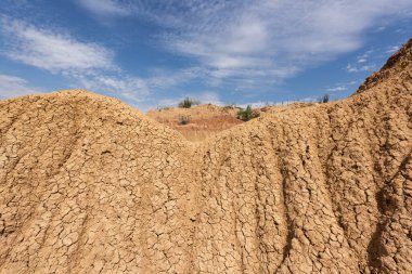Kızıl çöl ve mavi gökyüzünde çorak bir manzara. Tatacoa Çölü, Kolombiya.