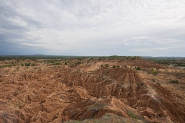 Doku ve mavi gökyüzü ile jeolojik oluşumlar. Tatacoa Çölü, Kolombiya.