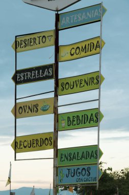 Doku ve mavi gökyüzü ile jeolojik oluşumlar. Tatacoa Çölü, Kolombiya.