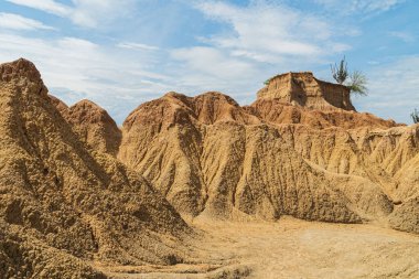 Doku ve mavi gökyüzü ile jeolojik oluşumlar. Tatacoa Çölü, Kolombiya.