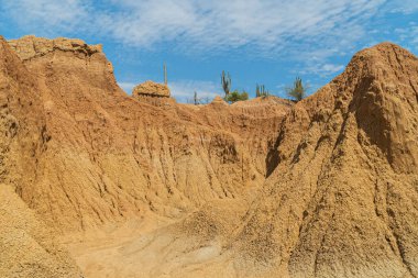 Doku ve mavi gökyüzü ile jeolojik oluşumlar. Tatacoa Çölü, Kolombiya.