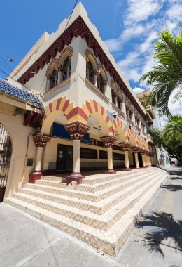 Neiva, Huila, Kolombiya. Mayıs 2019: Mavi gökyüzü ile Dian binasında mimari ve renkli cephe.