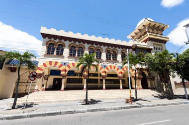 Neiva, Huila, Kolombiya. Mayıs 2019: Mavi gökyüzü ile Dian binasında mimari ve renkli cephe.