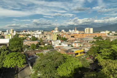 Neiva, Huila, Kolombiya. Mayıs 2019: Ağaçlar, binalar ve gökyüzüyle panoramik şehir manzarası. 