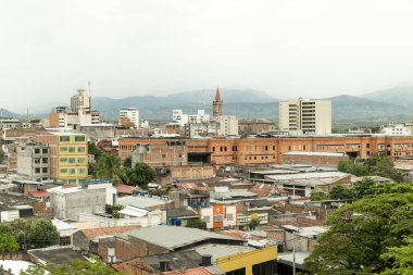 Neiva, Huila, Kolombiya. Mayıs 2019: Ağaçlar, binalar ve gökyüzüyle panoramik şehir manzarası. 