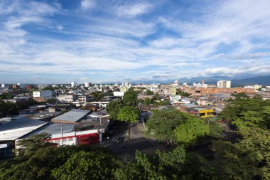 Neiva, Huila, Kolombiya. Mayıs 2019: Ağaçlar, binalar ve gökyüzüyle panoramik şehir manzarası. 