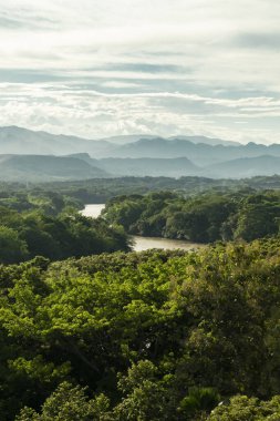 Magdalena nehrinin kıyısında mavi botlu panoramik manzara. Neiva, Kolombiya. 