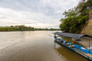 Tahta kaldırımdan Magdalena Nehri manzarası. Neiva, Kolombiya. 