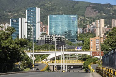 Medellin, Antioquia, Kolombiya. Temmuz 2020: Aguacatala Bulvarı ve güzel mavi gökyüzü ile köprü.