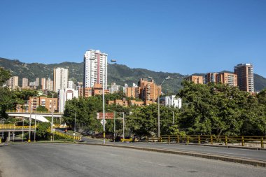Medellin, Antioquia, Kolombiya. Temmuz 2020: Aguacatala Bulvarı ve güzel mavi gökyüzü ile köprü.